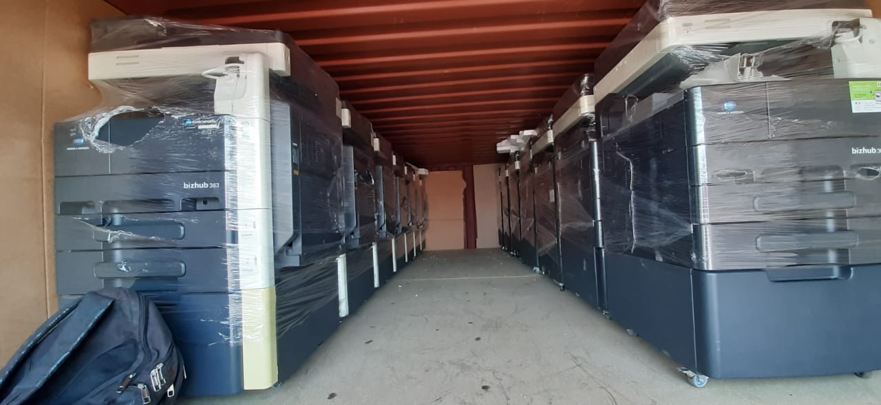 Multifunctionele kopieerapparaten in een zeecontainer